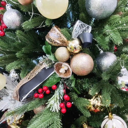 Cây thông PE PVC Lá Xanh Cao 180cm Full Phụ Kiện Tone Vàng Bạc Sang Trọng