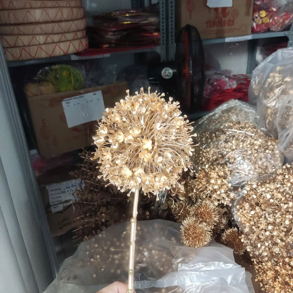 Cành tú cầu phủ vàng đồng trang trí