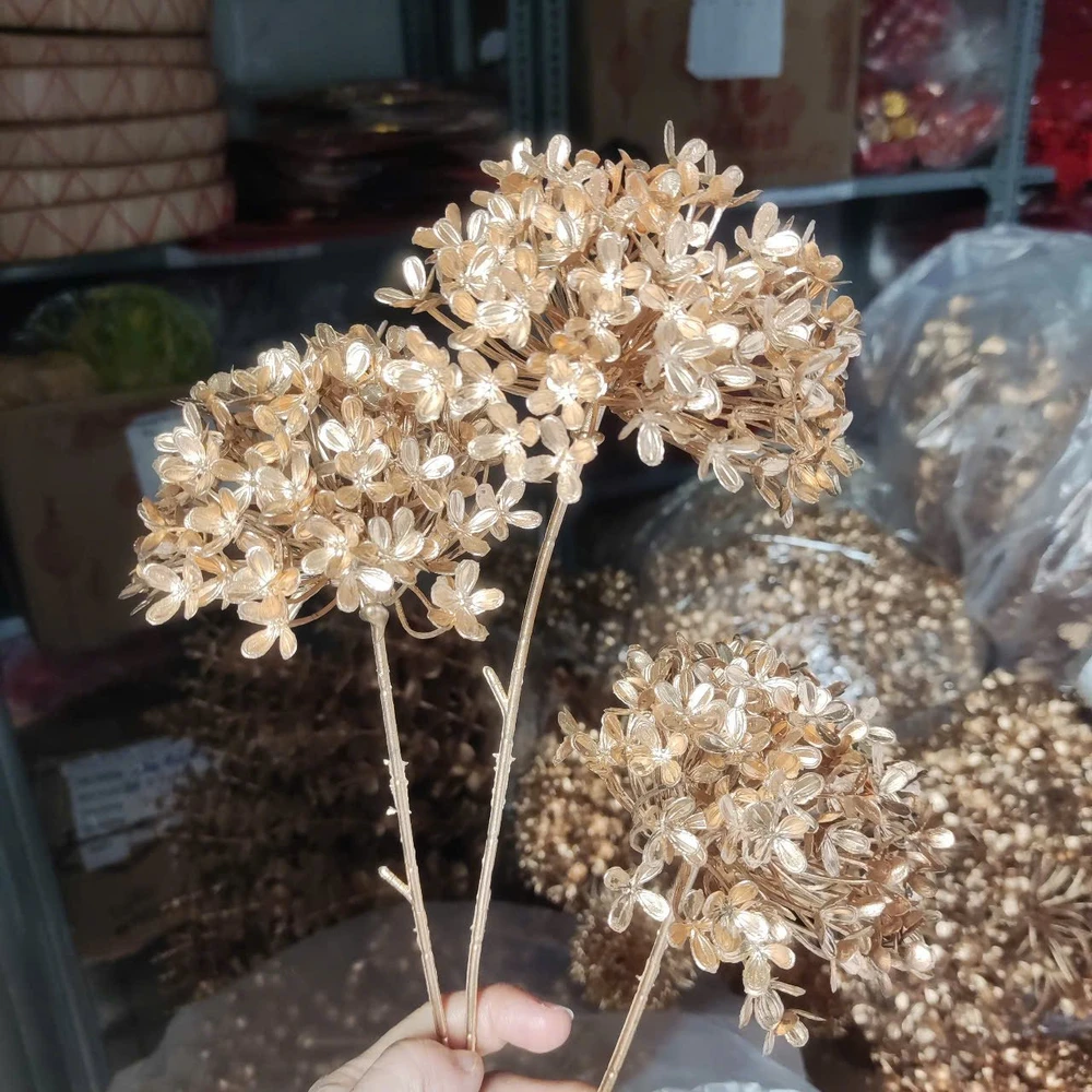 Cành tú cầu phủ vàng đồng trang trí