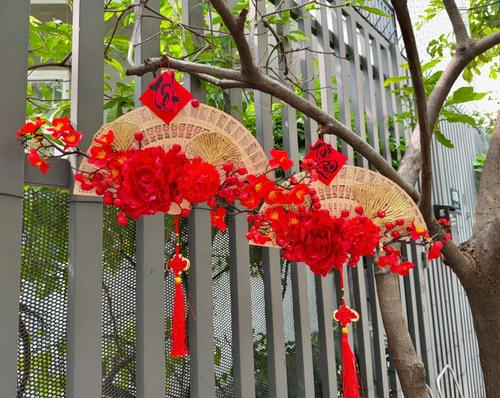 Cặp quạt cách điệu trang trí tone đỏ mừng xuân