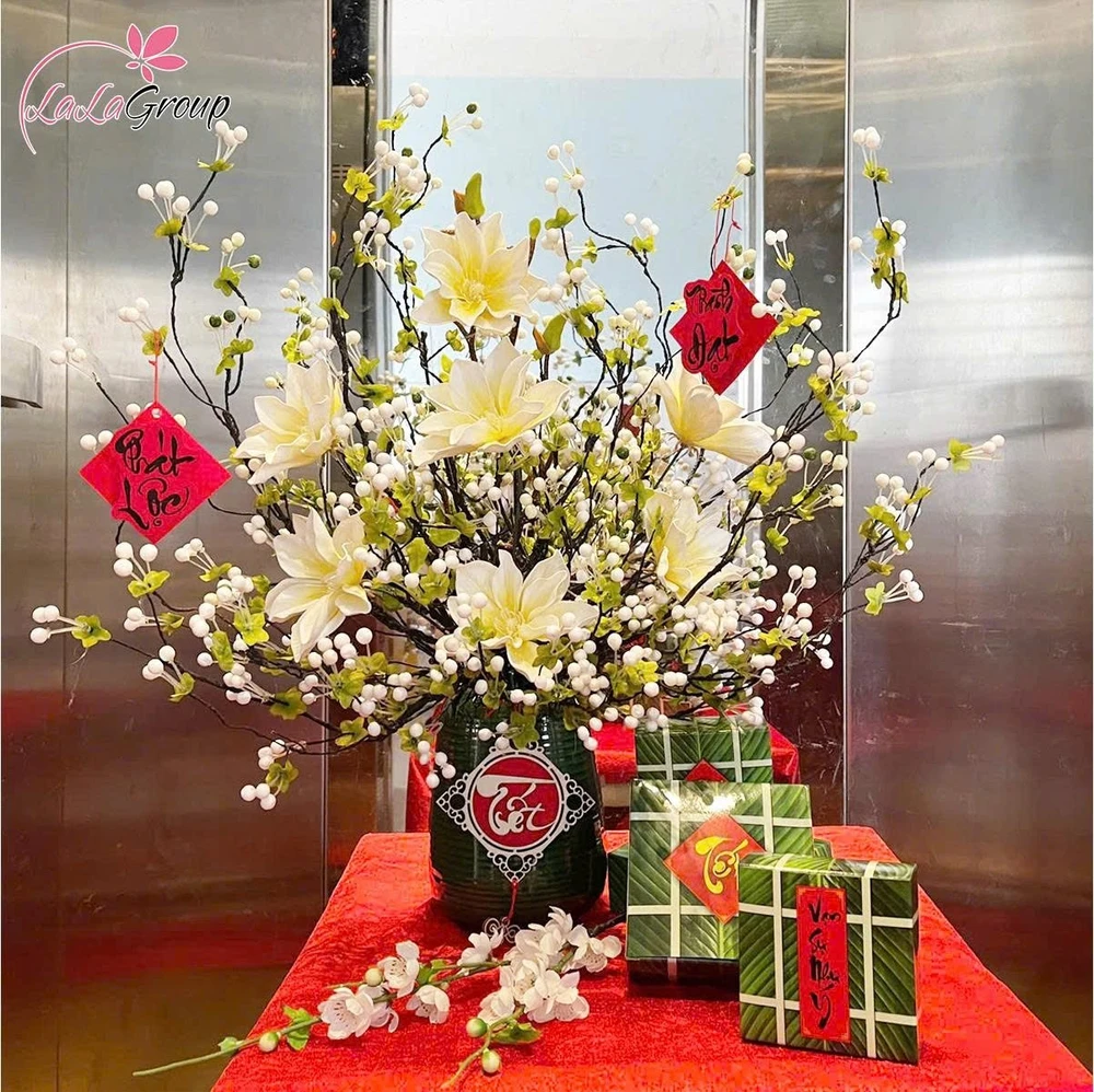 Bình hoa mộc lan trắng để bàn trang trí tết đón xuân