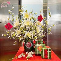 Bình hoa mộc lan trắng để bàn trang trí tết đón xuân