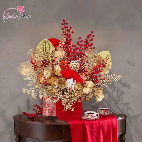 Bình hoa đào đông tài lộc và mèo thần tài