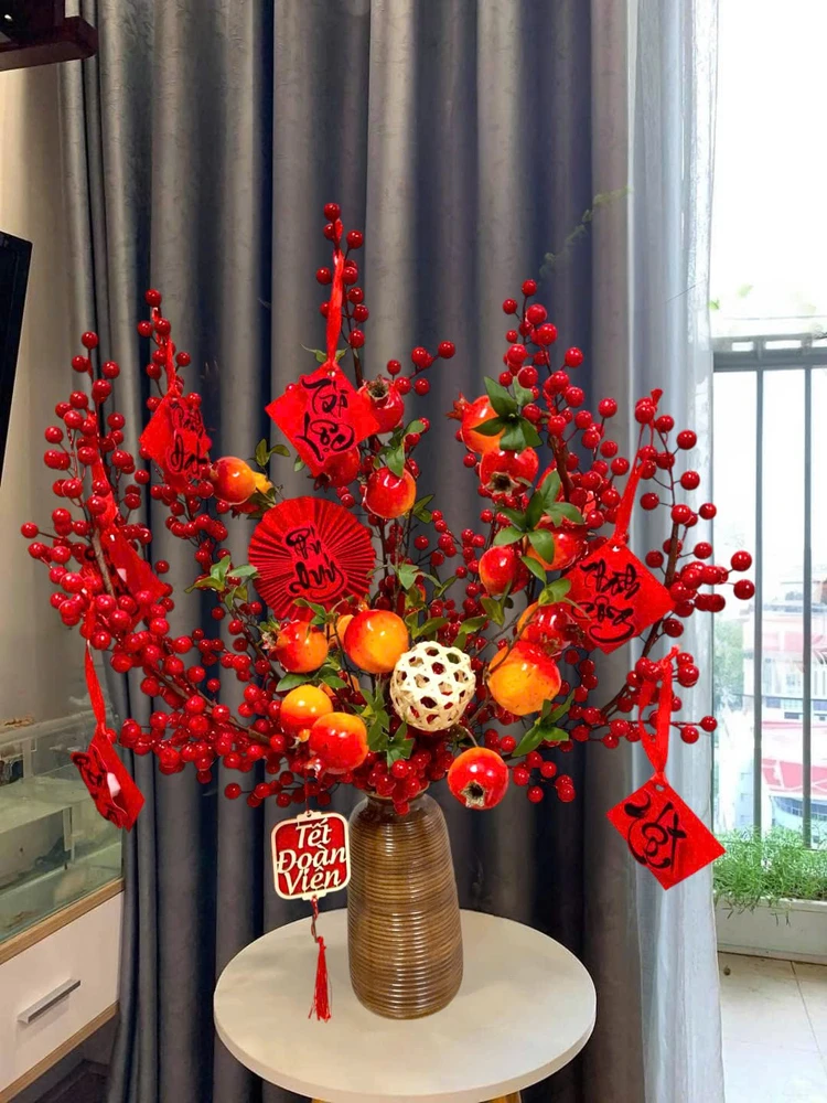 Bình hoa đào đông lựu đỏ đoàn viên trang trí tết