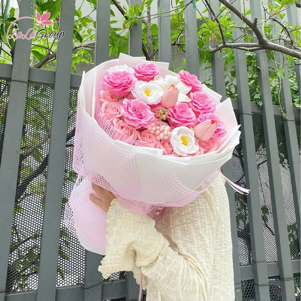 Bó hoa sáp thơm 35 hoa hồng mix các loại hoa xinh lung linh