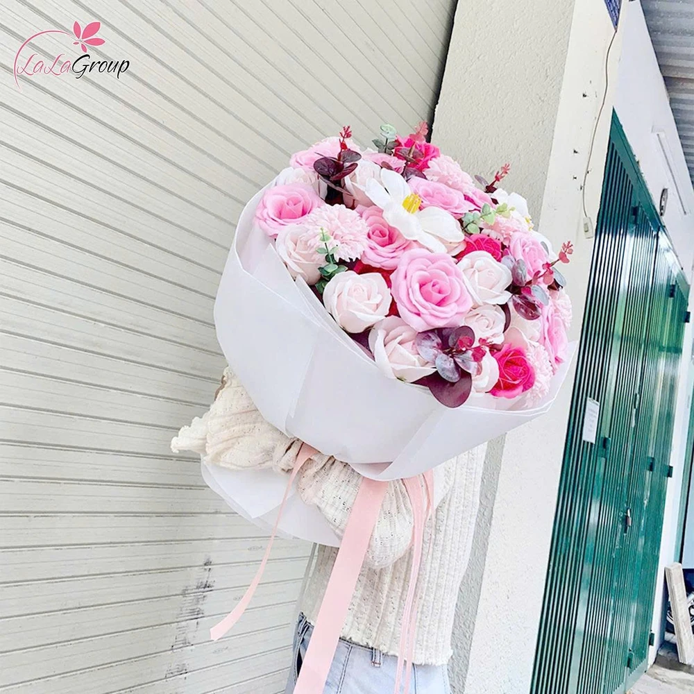 Bó hoa sáp thơm 50 hoa sắc hồng mix hoa tulip trắng dịu dàng quà tặng xinh xắn