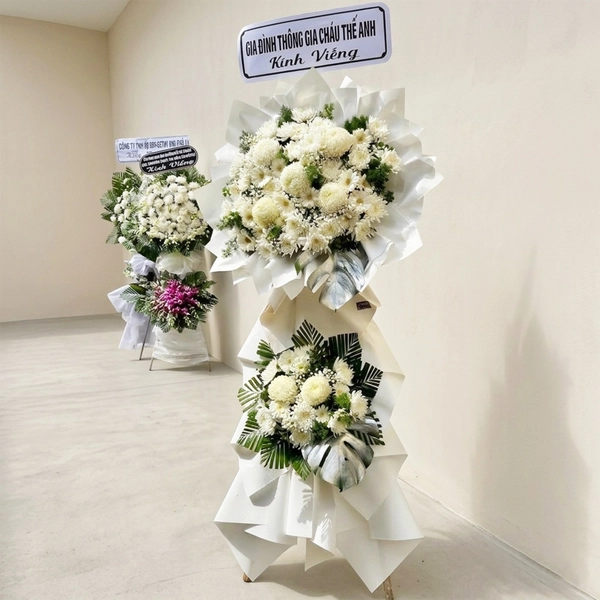 Kệ Hoa Chia Buồn Hoa Cúc Trắng Phối Hoa Bi Trắng Nhẹ Nhàng