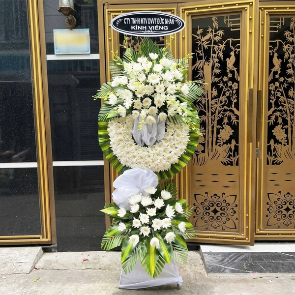 Kệ Hoa Chia Buồn Hoa Cúc Trắng Phối Hoa Bi Trắng Nhẹ Nhàng
