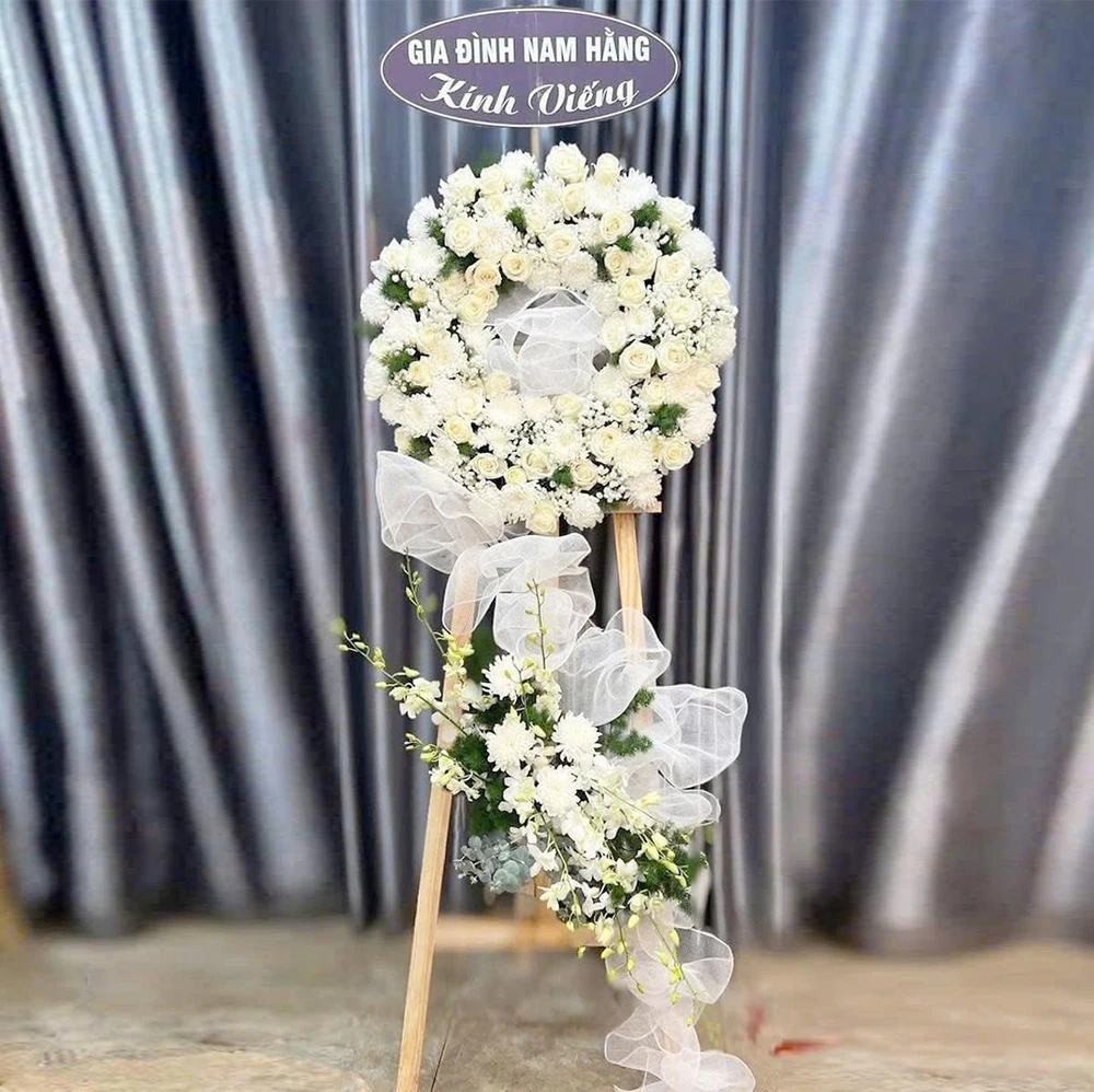 Kệ Hoa Chia Buồn 2 Tầng Vòng Tròn Hoa Hồng Trắng Thanh Khiết Nhẹ Nhàng