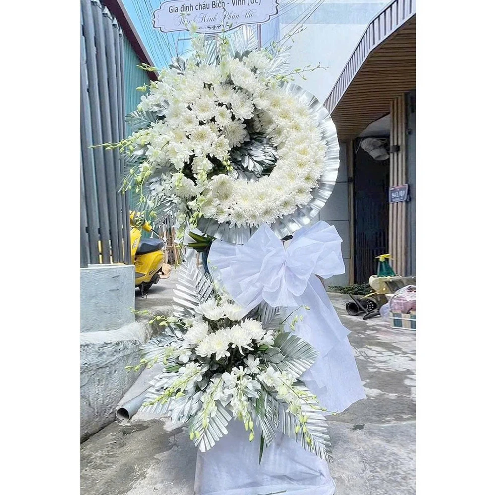 Kệ Hoa Chia Buồn Hoa Cúc Trắng Kết Vòng Tròn Tinh Tế Thanh Lịch