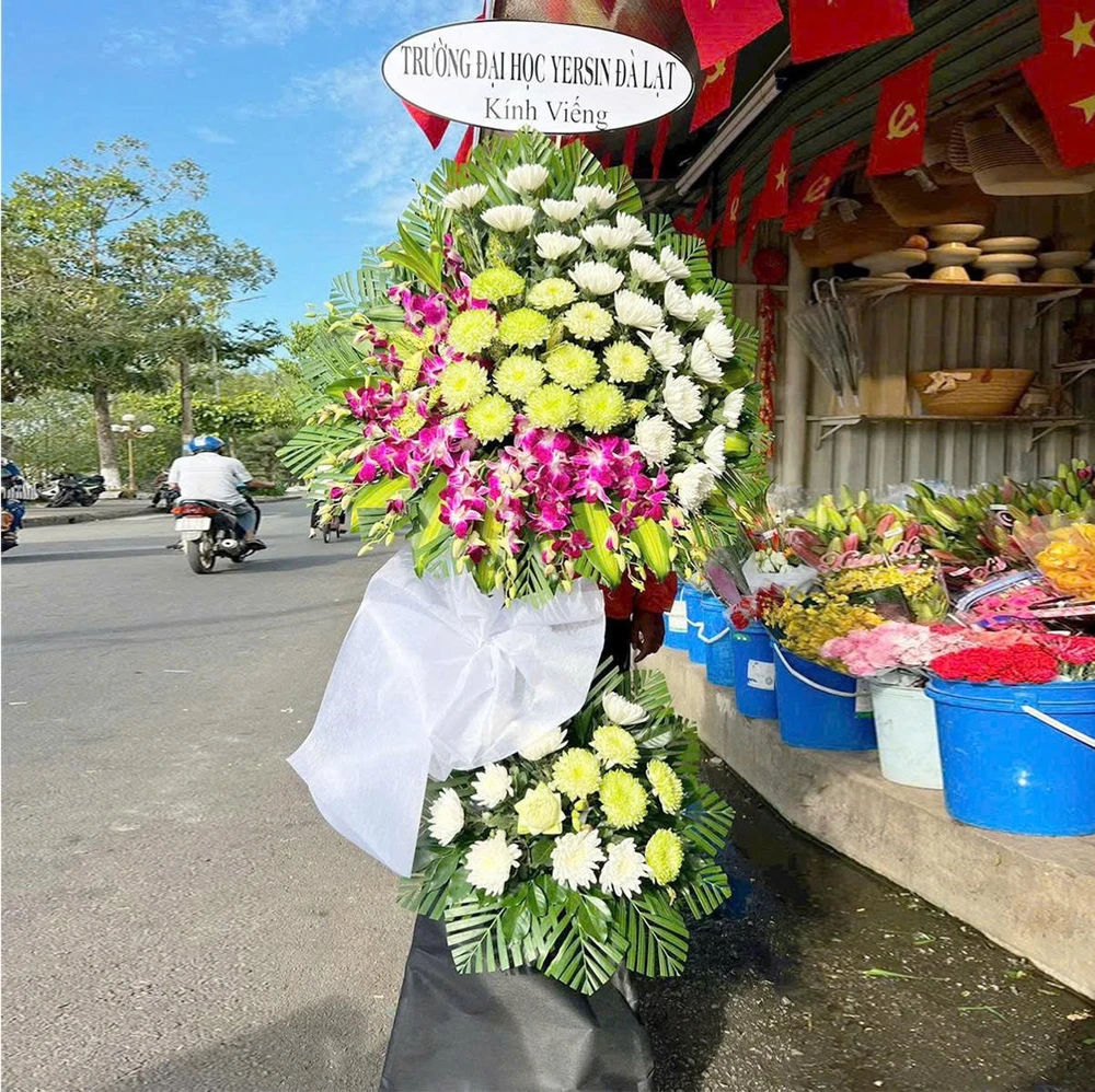 Kệ Hoa Chia Buồn Hoa Lan Tím Mix Hoa Cúc Trắng Nhẹ Nhàng