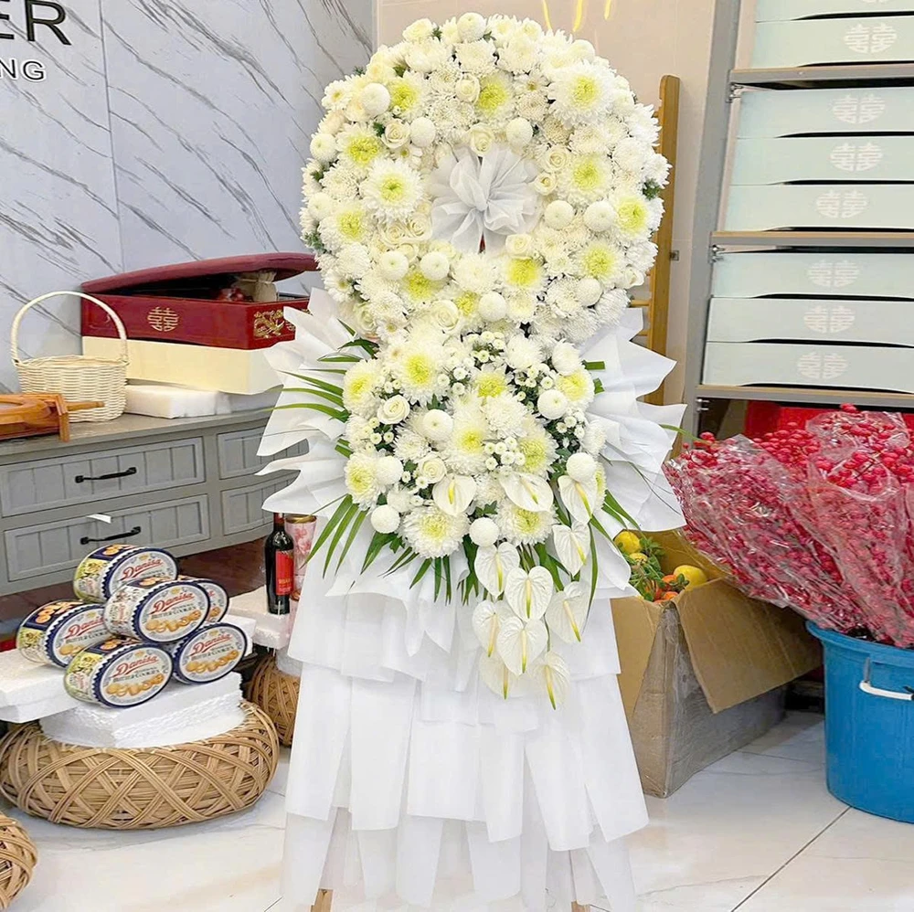 Kệ Hoa Chia Buồn Tone trắng Trang Trọng Lời Tiễn Biệt Thành Kính