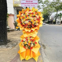 Kệ Hoa Chúc Mừng Sự Kiện Đại Hội 2 Tầng Tone Vàng Rực Rỡ Khai Tài Đón Lộc