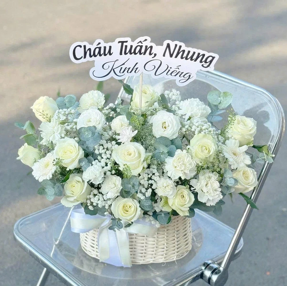 Giỏ Hoa Tươi Hoa Hồng Trắng Nhẹ Nhàng Tinh Khôi