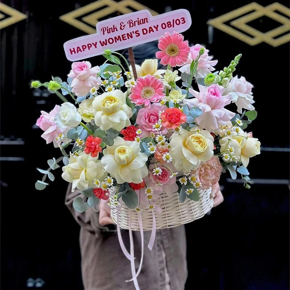 Giỏ Hoa Mây Hồng Ngọt Ngào Rực Rỡ Sắc Màu