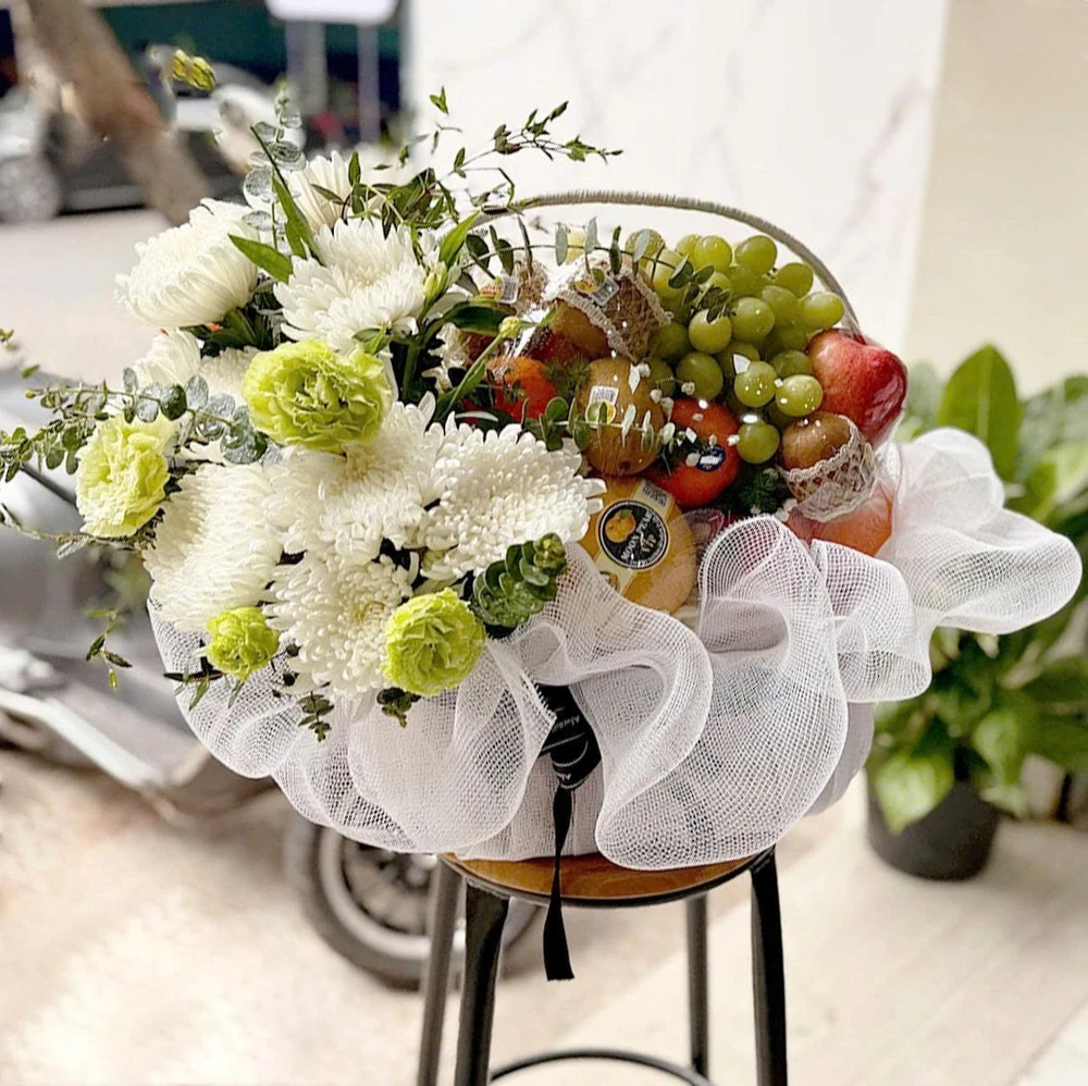 Giỏ Quà Tặng Trái Cây Nhập Khẩu Cao Cấp Mix Kèm Hoa Cúc Xinh Xắn