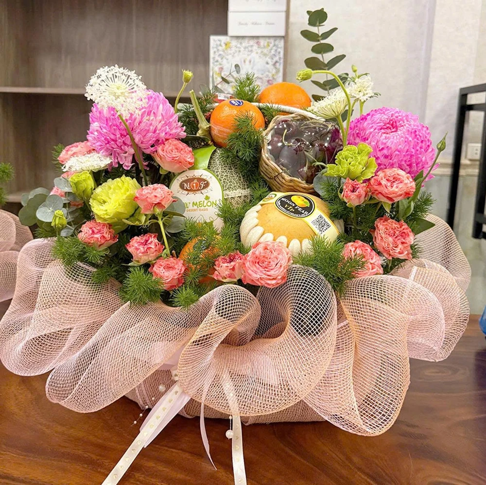 Giỏ Quà Tặng Trái Cây Và Hoa Tone Hồng Thanh Lịch