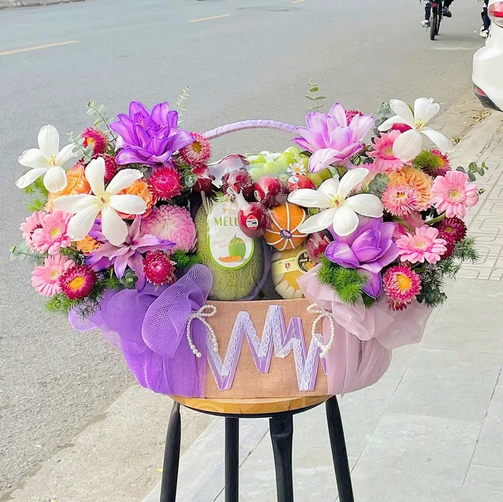 Giỏ Quà Tặng Trái Cây Kết Hợp Hoa Tươi Rực Rỡ Sang Trọng