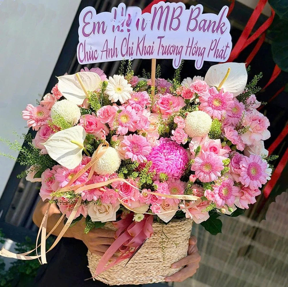 Giỏ Hoa Tươi Tone Hồng Hiện Đại Xinh Xắn