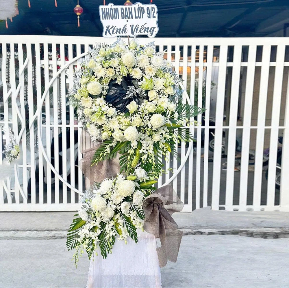 Kệ Hoa Chia Buồn 2 Tầng Cúc Mẫu Đơn Mix Hoa Lan Trắng Tinh Khiết