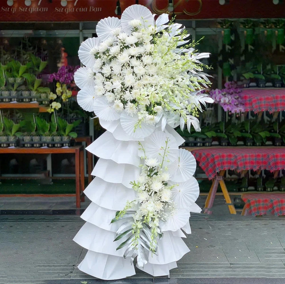 Kệ Hoa Chia Buồn 2 Tầng Hoa Cúc Mix Quạt Giấy Trắng Hiện Đại