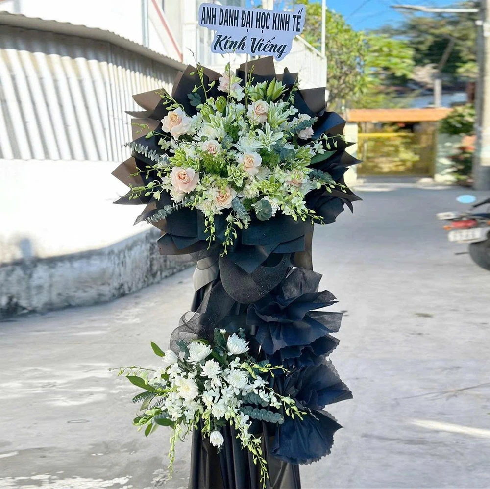 Kệ Hoa Chia Buồn Phối Giấy Đen 2 Tầng Tone Hồng Trắng An Yên