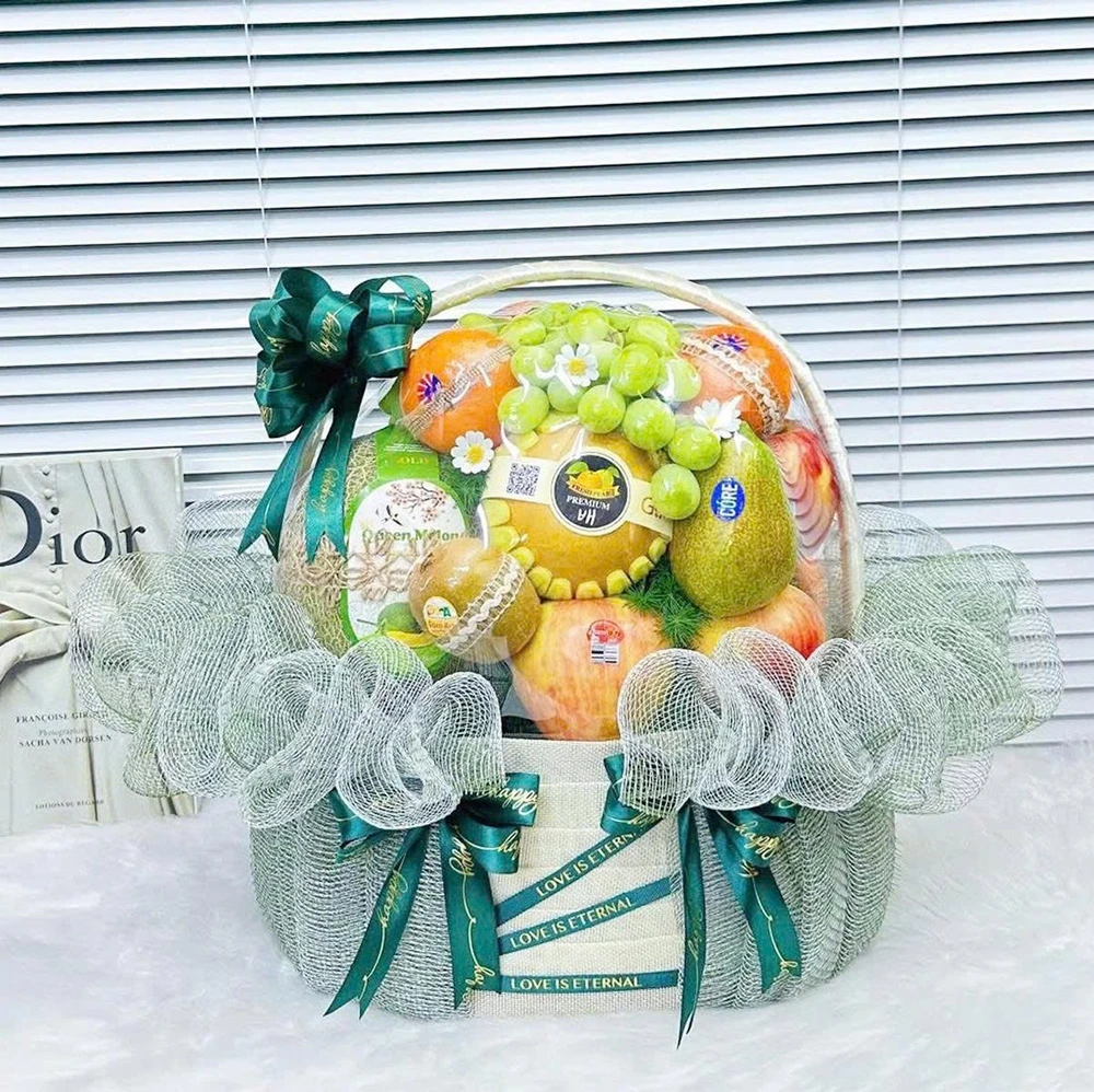 Giỏ Quà Tặng Trái Cây Gắn Lưới Xanh Lá Phối Ruy Băng Sang Trọng