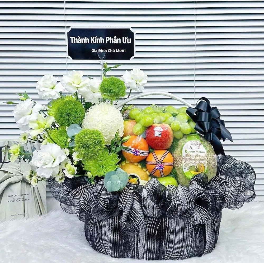 Giỏ Trái Cây Viếng Phối Lưới Đen Và Hoa Cúc Mẫu Đơn Trắng Thanh Lịch