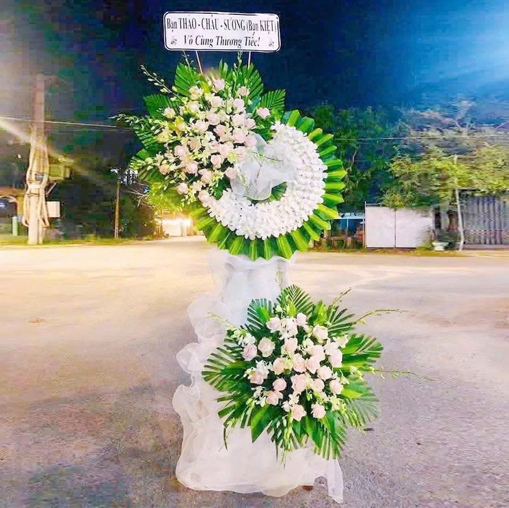 Kệ Hoa Chia Buồn 2 Tầng Cúc Trắng Phối Hoa Hồng Trắng Thành Kính