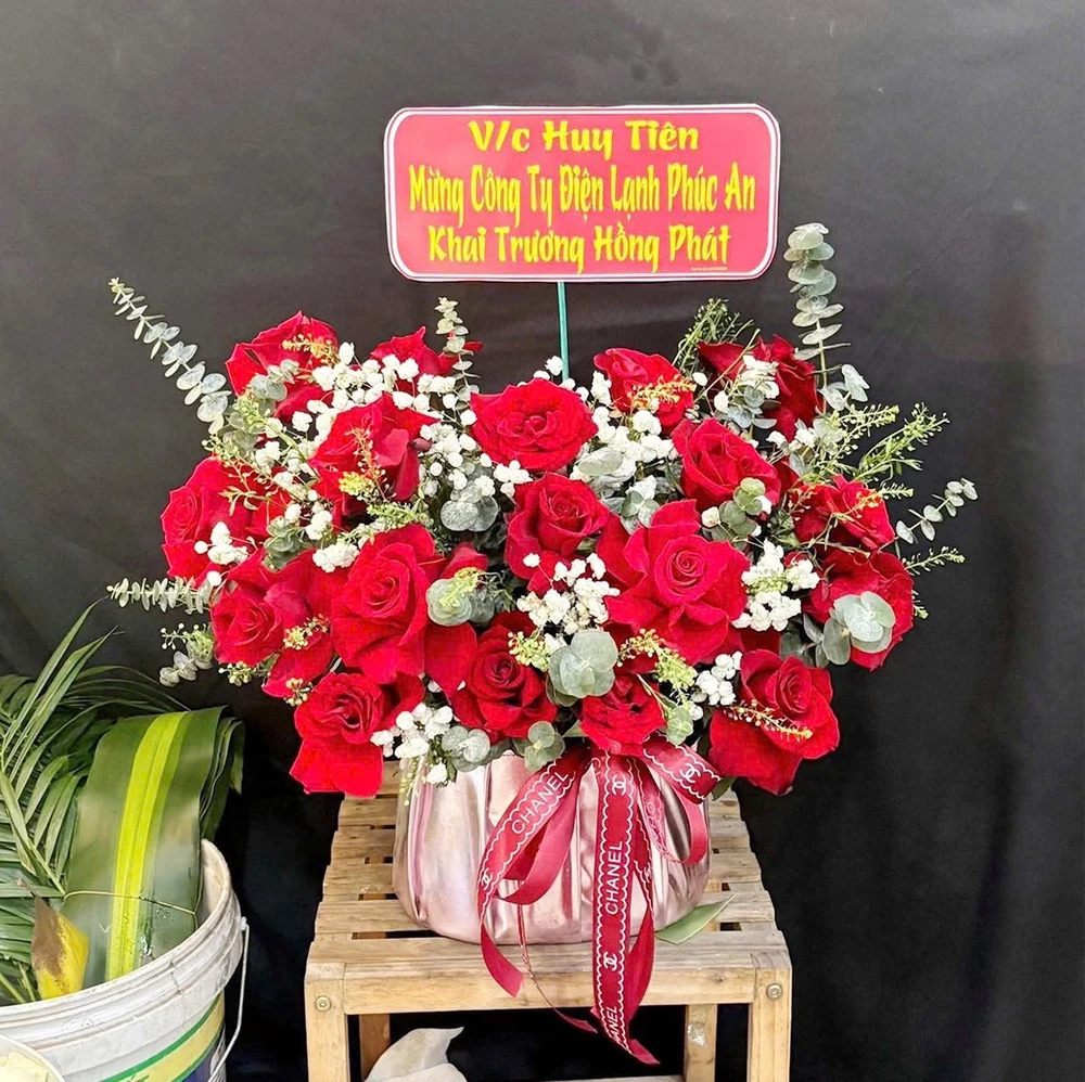 Chậu Hoa Hồng Đỏ Thắm Mix Baby Trắng Nhẹ Nhàng Tinh Tế