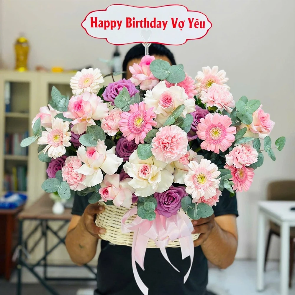 Giỏ Hoa Hồng Kem Rạng Rỡ Mix Hoa Cẩm Chướng Hồng Xinh Xắn