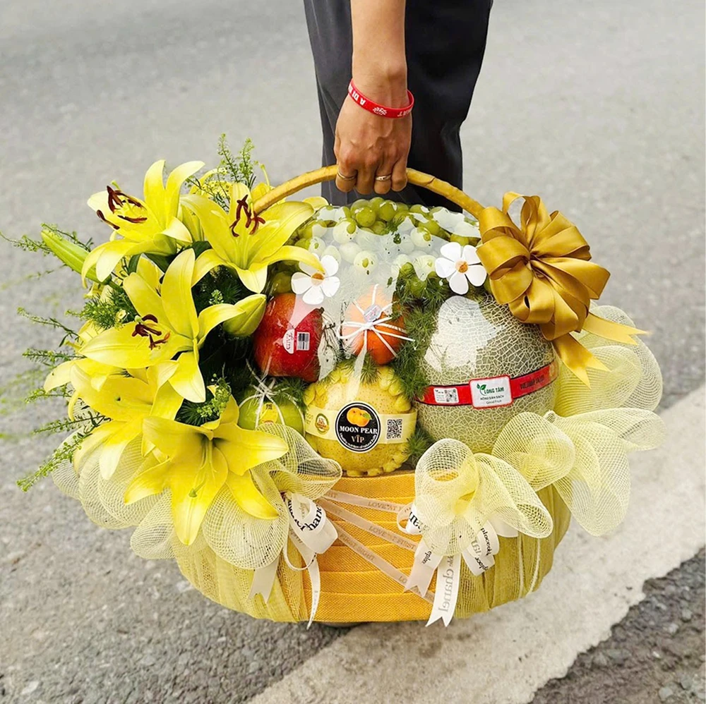 Giỏ Trái Cây Lưới Nơ Vàng Mix Hoa Ly Vàng Sang Trọng
