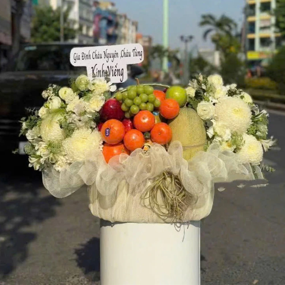 Giỏ Trái Cây Tươi Kính Viềng Mix Cúc Mẫu Đơn Sang Trọng