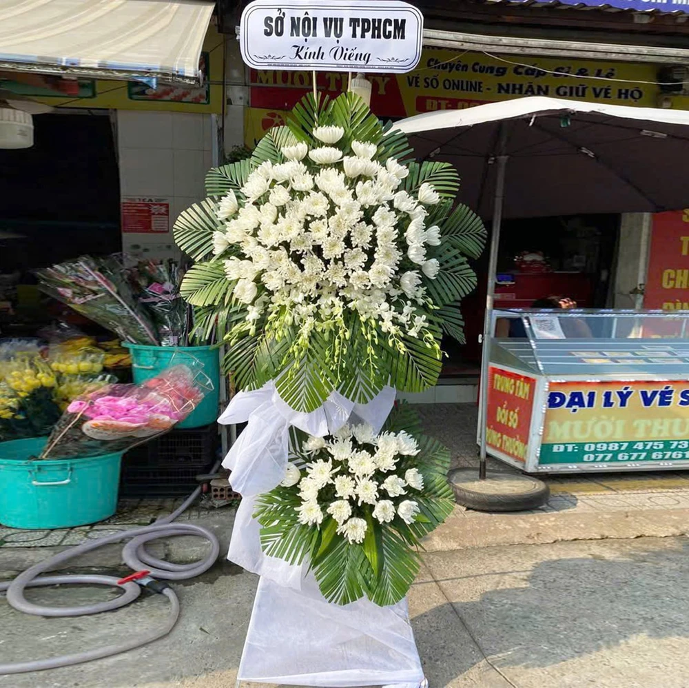 Kệ Hoa Chia Buồn Cúc Trắng Mix Lá Cọ