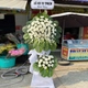 Kệ Hoa Chia Buồn Cúc Trắng Mix Lá Cọ