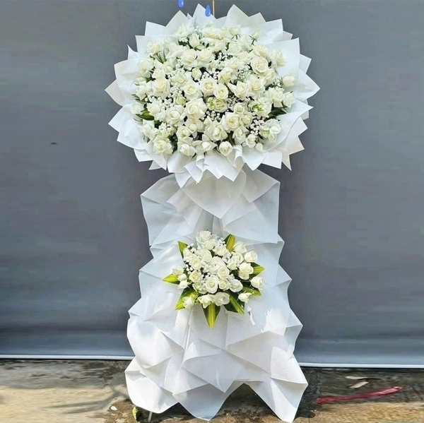 Kệ Hoa Chia Buồn Hoa Hồng Trắng Tinh Tế
