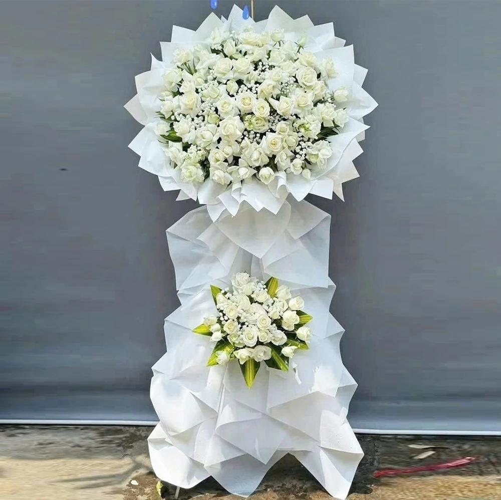 Kệ Hoa Chia Buồn Hoa Hồng Trắng Tinh Tế