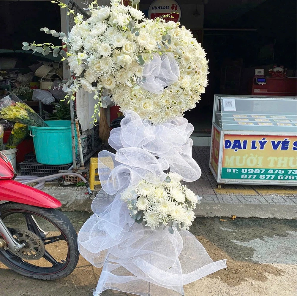 Kệ Hoa Chia Buồn Vòng Hoa Cúc Trắng Thành Kính