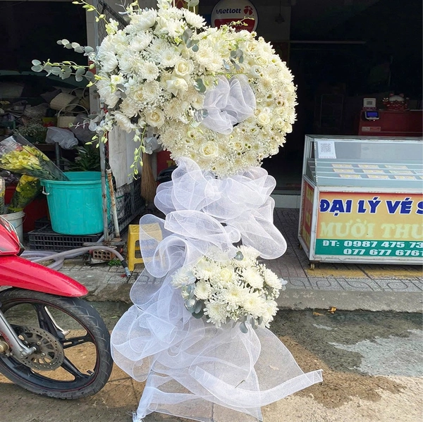 Kệ Hoa Chia Buồn Vòng Hoa Cúc Trắng Thành Kính