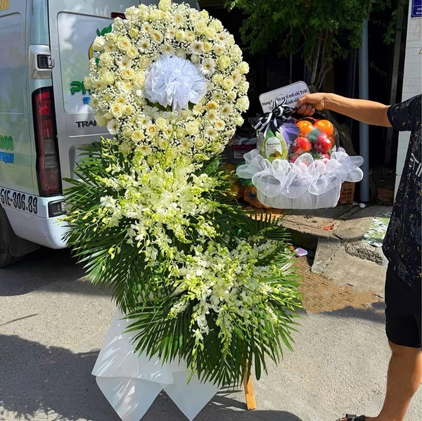 Kệ Hoa Chia Buồn Vòng Hoa Hồng Trắng Thành Kính