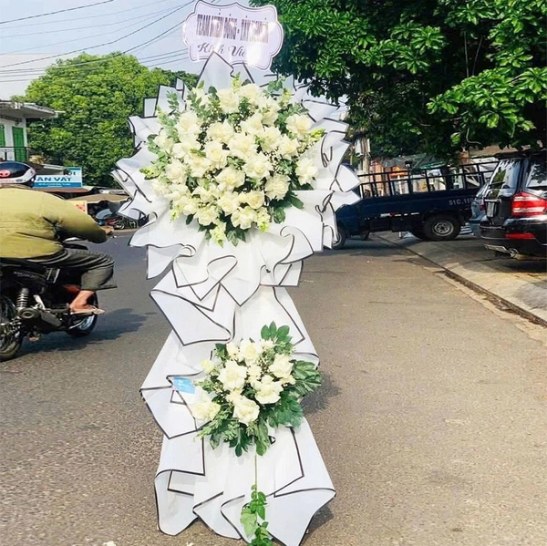 Kệ Hoa Viếng Chia Buồn Hoa Hồng Trắng Trang Nhã