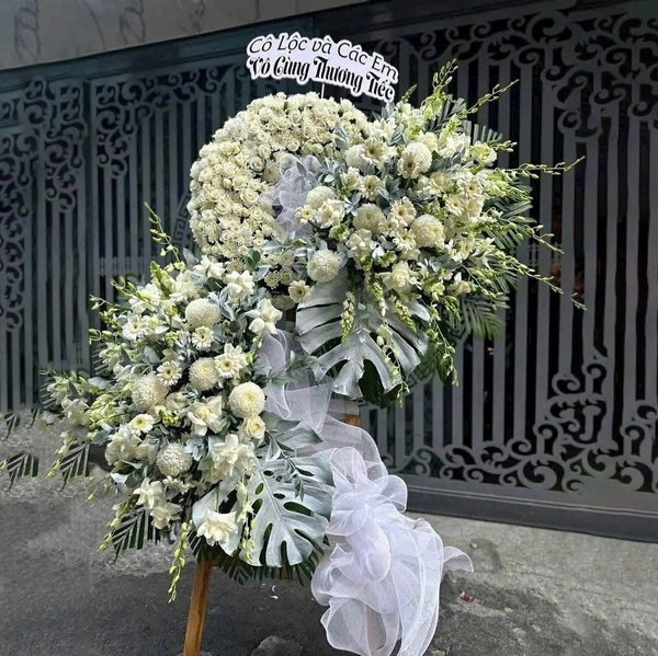 Kệ Hoa Chia Buồn Cúc Mẫu Đơn Mix Hoa Hồng Trắng Tinh Khôi