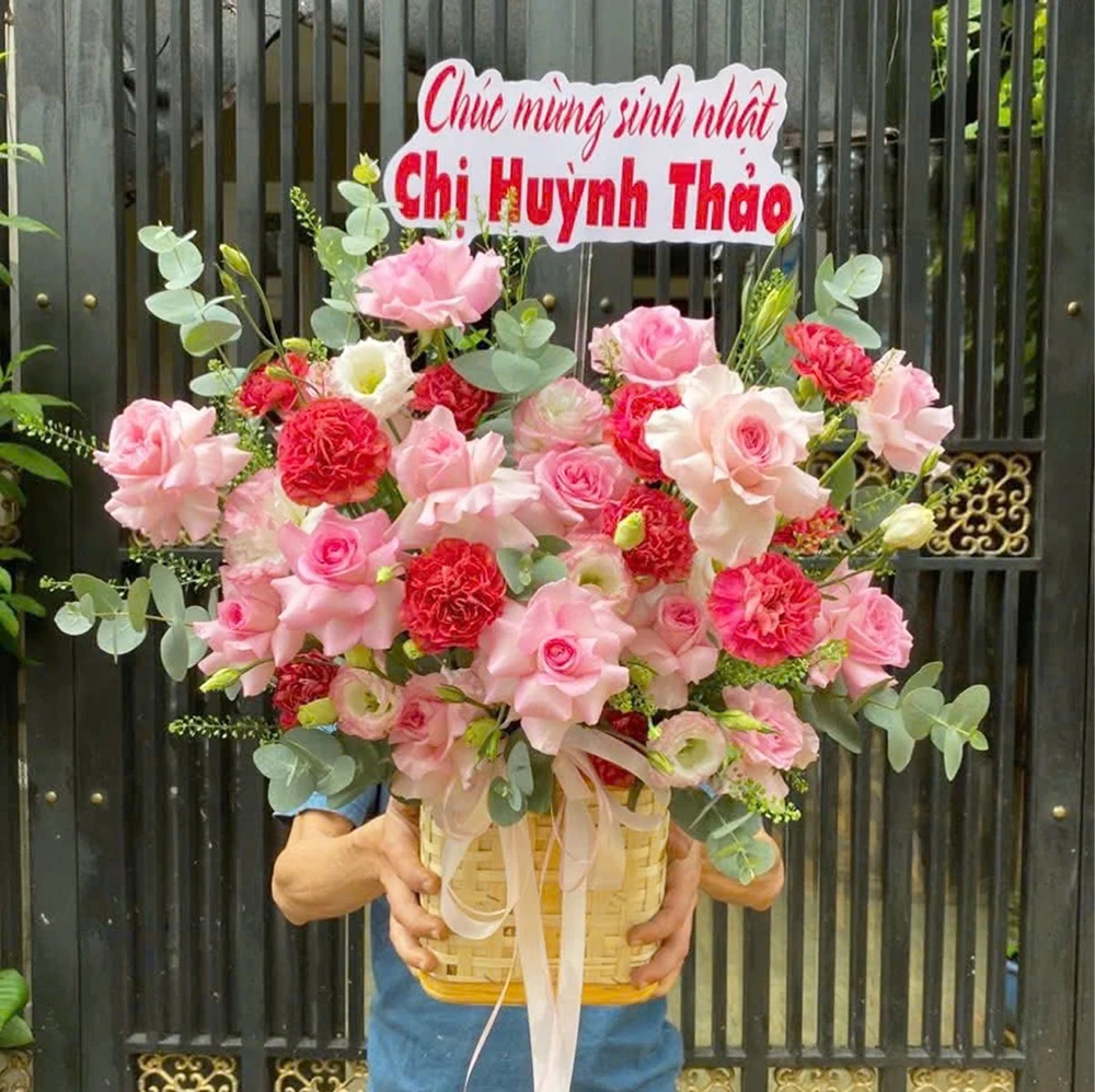 Giỏ Hoa Hồng Phấn Chúc Mừng Mix Cẩm Chướng Đỏ May Mắn