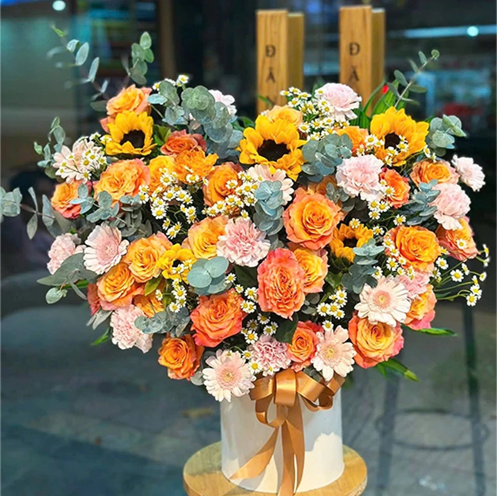 Giỏ Hoa Hướng Dương Chúc Mừng Sang Trọng Tone Vàng Cam