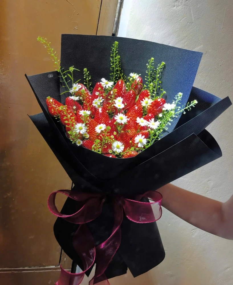 Bó Hoa Dâu Tây Và Hoa Cúc Baby Trắng Xinh Xắn