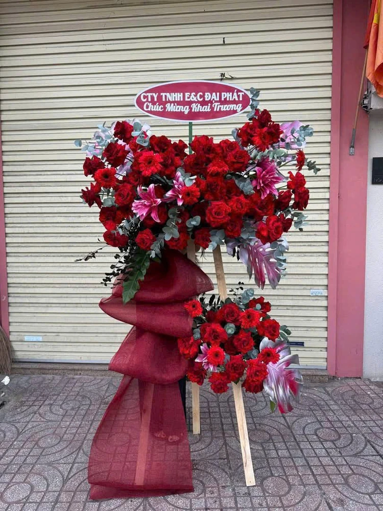 Kệ Hoa Khai Trương 2 Tầng Màu Đỏ Thành Công Rực Rỡ