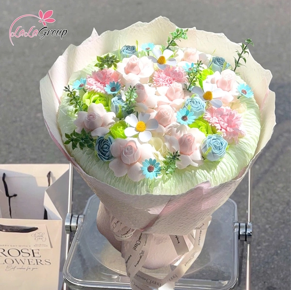 Bó hoa sáp thơm sắc hồng pastel mix hoa xanh trắng