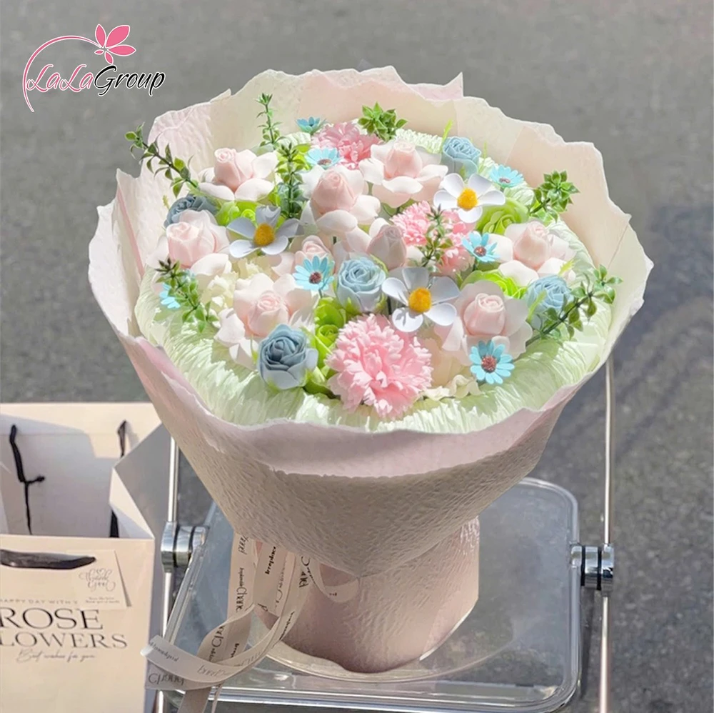 Bó hoa sáp thơm sắc hồng pastel mix hoa xanh trắng
