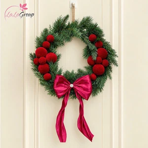 Vòng nguyệt quế Noel 50cm điểm quả cầu nhung đỏ và nơ lớn