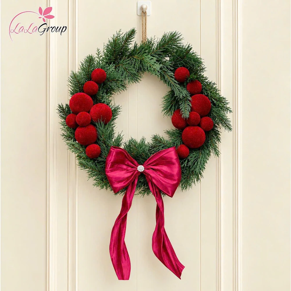 Vòng nguyệt quế Noel 50cm điểm quả cầu nhung đỏ và nơ lớn